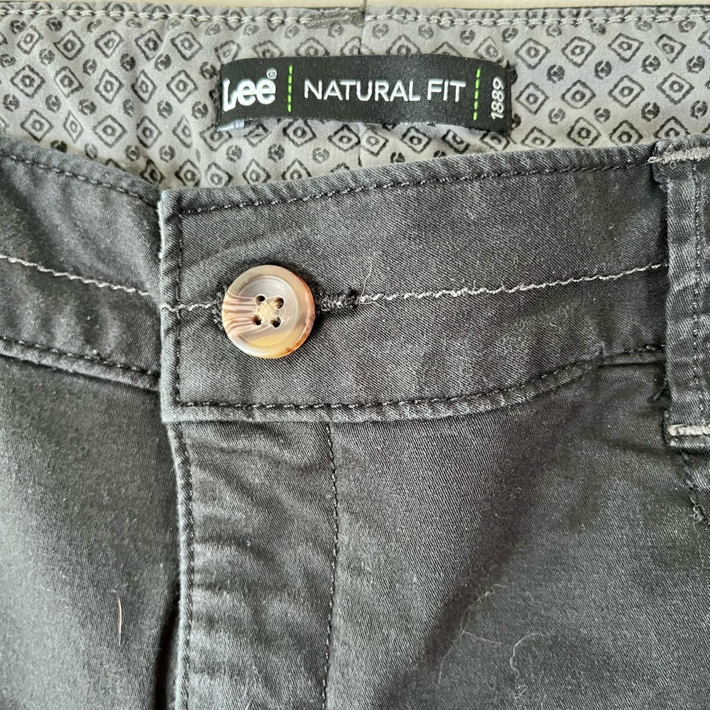2 pair size 10 shorts for women- Lee Natural Fit, Gloria Vanderbilt Cream Cargo - Picture 12 of 17